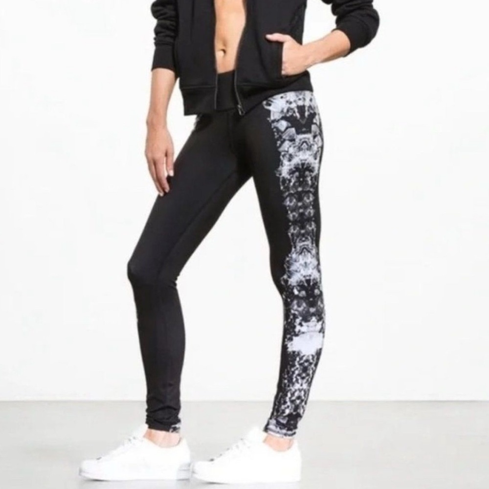 ALO Yoga Black and Gray Crystal Leggings EUC